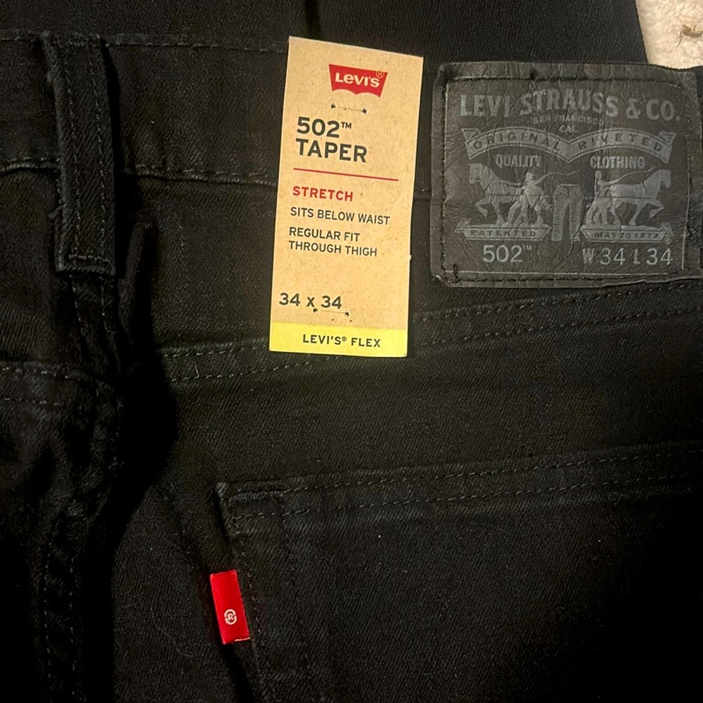 This men Levy’s Jeans are brand new never wored size 34 x 34.